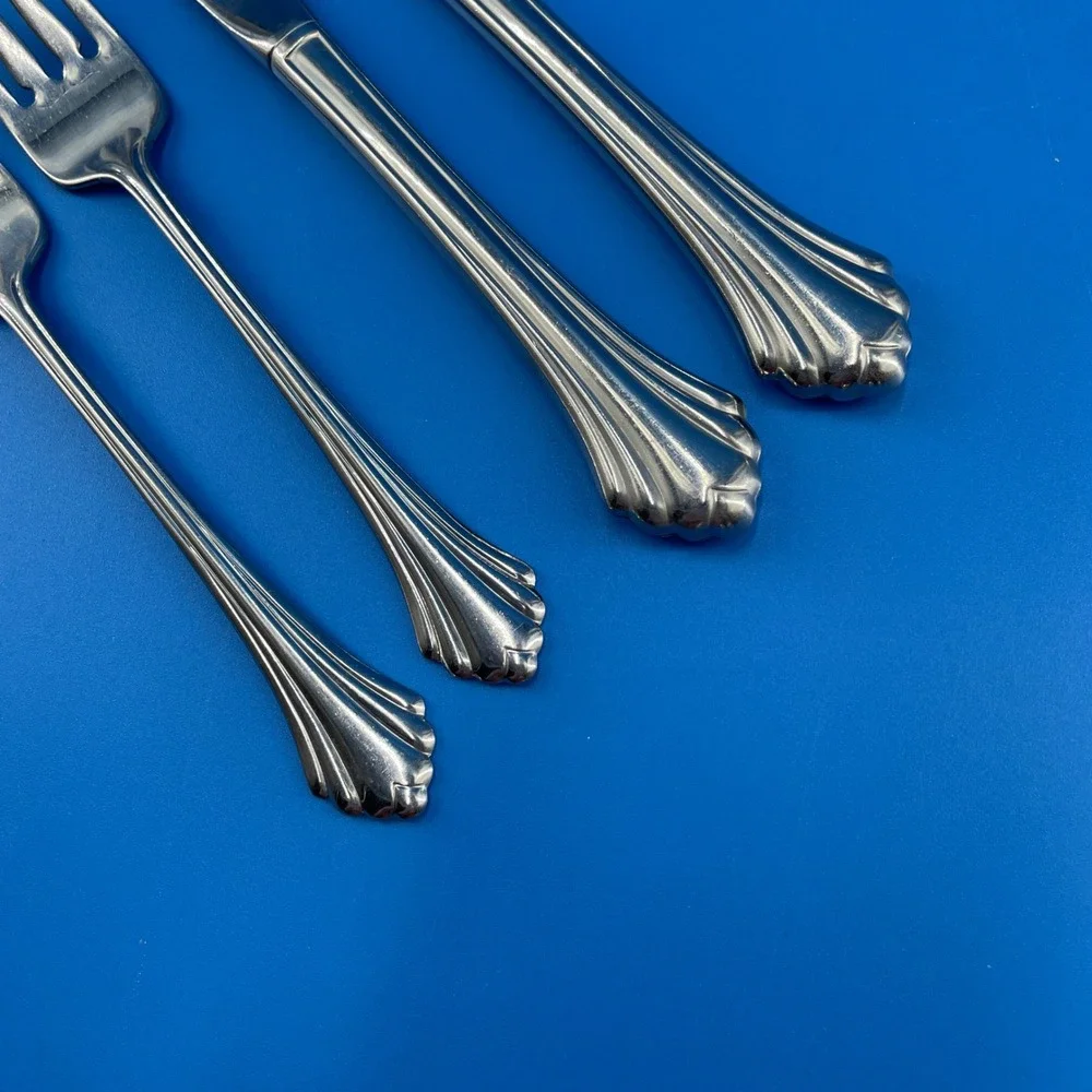 Oneida Bancroft 2 Salad Forks 2 Knives Stainless Steel Flatware Glossy Flared